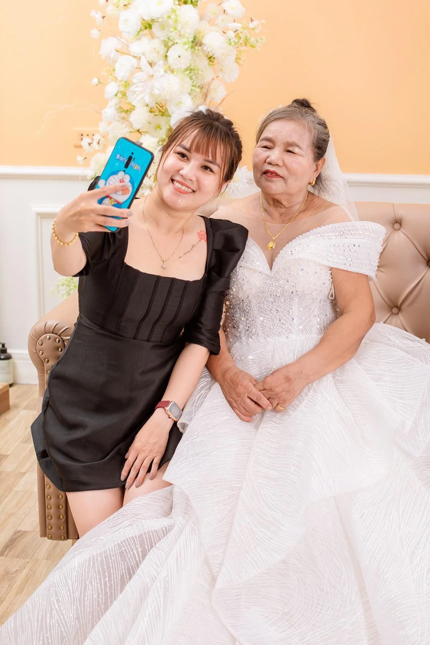 Chị Sâm là người lên ý tưởng thực hiện bộ ảnh cưới cho ba mẹ. Chị Sâm là người lên ý tưởng thực hiện bộ ảnh cưới cho ba mẹ.