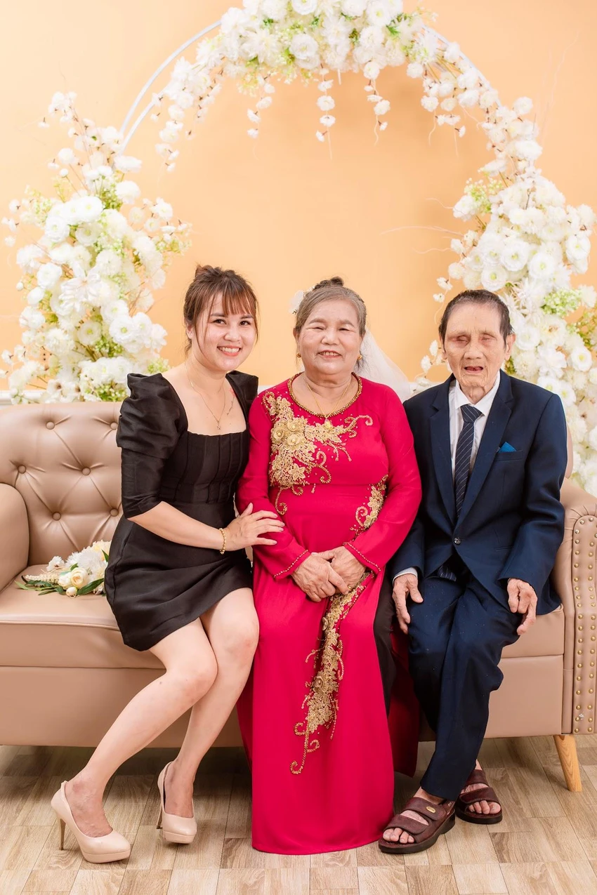 “Cảm ơn ba mẹ vì đã sinh con ra, con mong ba mẹ luôn khỏe mạnh để con cháu có thể làm được nhiều điều hơn nữa, báo đáp công sinh thành, dưỡng dục của ba mẹ”, chị Sâm bộc bạch. “Cảm ơn ba mẹ vì đã sinh con ra, con mong ba mẹ luôn khỏe mạnh để con cháu có thể làm được nhiều điều hơn nữa, báo đáp công sinh thành, dưỡng dục của ba mẹ”, chị Sâm bộc bạch.