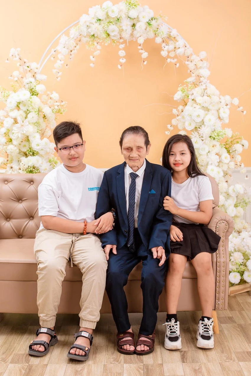 Ông Thiệm bên cạnh các cháu. Ông Thiệm bên cạnh các cháu.