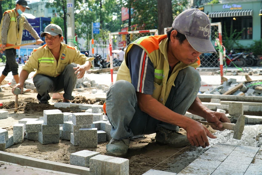 Đến nay, sau hơn ba tháng, vỉa hè các tuyến đường xung quanh Hồ Con Rùa đang trong giai đoạn hoàn thành việc lát đá hoa cương. Đến nay, sau hơn ba tháng, vỉa hè các tuyến đường xung quanh Hồ Con Rùa đang trong giai đoạn hoàn thành việc lát đá hoa cương.