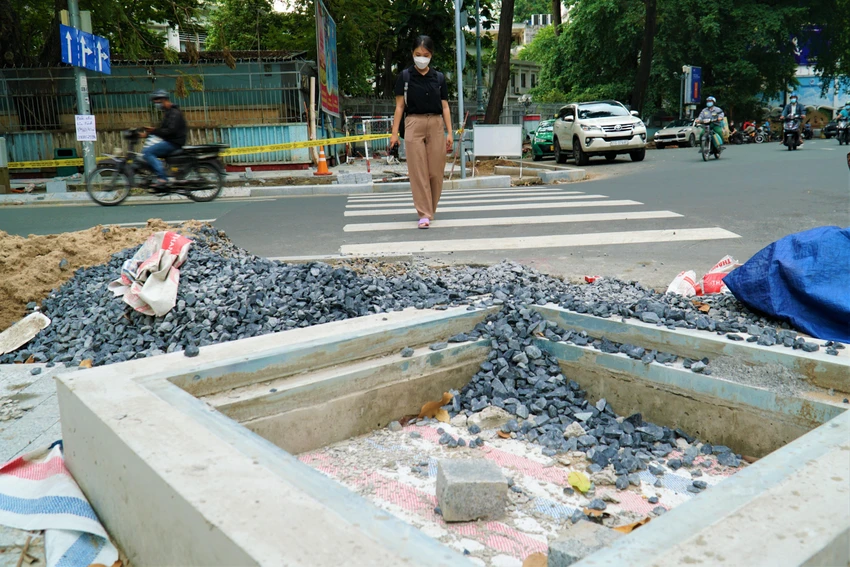 Anh Bùi Ngọc Tùng (Chỉ huy trưởng công trình lát đá hồ Con Rùa) cho biết: “Hiện tại công trình đã hoàn thành khoảng 80%, khả năng cao sẽ hoàn thành trước ngày 2-9". Anh Bùi Ngọc Tùng (Chỉ huy trưởng công trình lát đá hồ Con Rùa) cho biết: “Hiện tại công trình đã hoàn thành khoảng 80%, khả năng cao sẽ hoàn thành trước ngày 2-9".