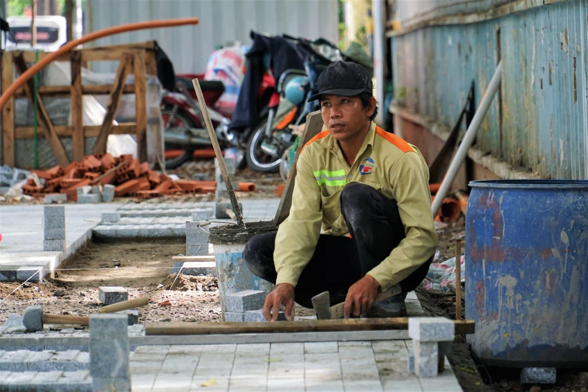 Anh Tùng cho biết thêm: "Hiện công trình chỉ còn một số đoạn nhỏ, để kịp tiến độ đề ra, công nhân làm việc cả ngày lẫn đêm, ban đêm thi công nền móng, ban ngày thì lát đá". Anh Tùng cho biết thêm: "Hiện công trình chỉ còn một số đoạn nhỏ, để kịp tiến độ đề ra, công nhân làm việc cả ngày lẫn đêm, ban đêm thi công nền móng, ban ngày thì lát đá".