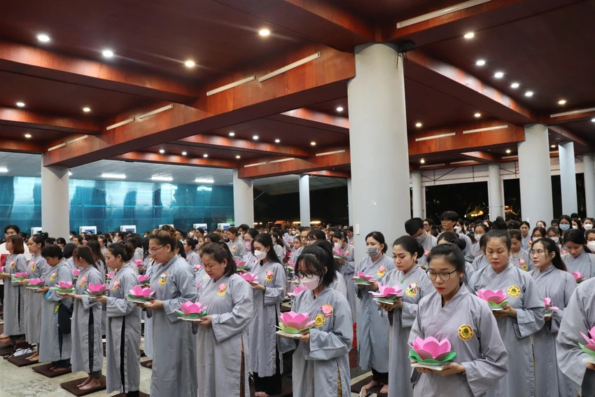 Mỗi phật tử được phát miễn phí một đèn hoa đăng, sau đó ghi những điều ước tốt đẹp nhất rồi thả xuống dòng Sài Gòn.
