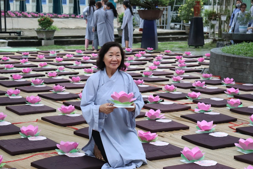 Cô Lương Thị Liễu (60 tuổi - Ngụ quận Bình Thạnh) đến chùa từ lúc 17 giờ để tham gia đêm hoa đăng. Theo cô Liễu, đây là hoạt động rất ý nghĩa, hầu như năm nào cô cũng tham gia để tri ân đấng sinh thành, đồng thời cầu bình an cho cả gia đình.