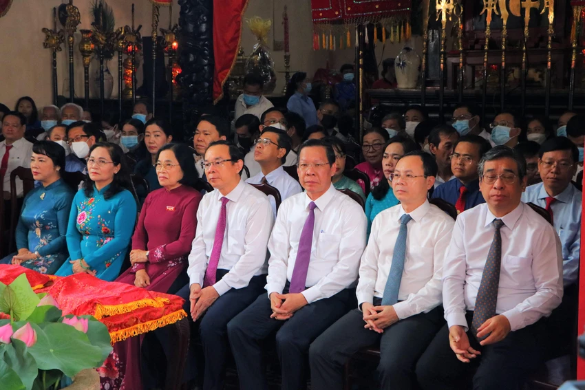 Bí thư Thành uỷ TP.HCM Nguyễn Văn Nên (giữa) cùng lãnh đạo TP.HCM dự lễ giỗ. Ảnh: BẢO PHƯƠNG