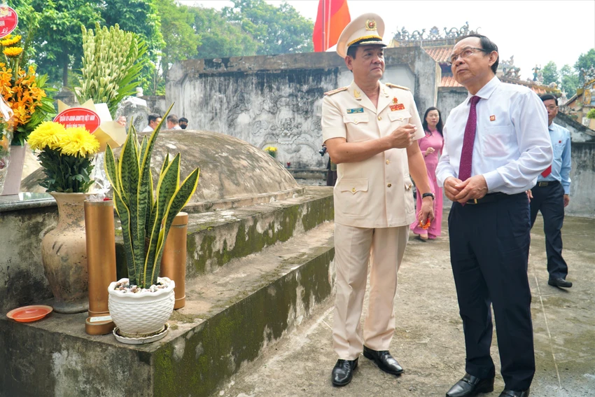 Bí thư Nguyễn Văn Nên và Thiếu tướng Lê Hồng Nam, Giám đốc Công an TP.HCM, tham quan Di tích Lịch sử Văn hóa Lăng Lê Văn Duyệt. Ảnh: BẢO PHƯƠNG
