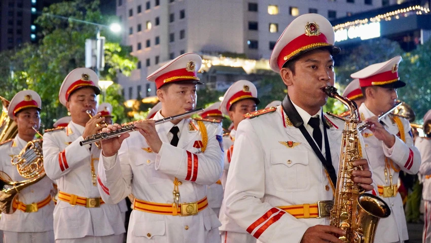 Đoàn nghi lễ vừa diễu hành vừa biểu diễn. Ảnh BẢO PHƯƠNG Đoàn nghi lễ vừa diễu hành vừa biểu diễn. Ảnh BẢO PHƯƠNG
