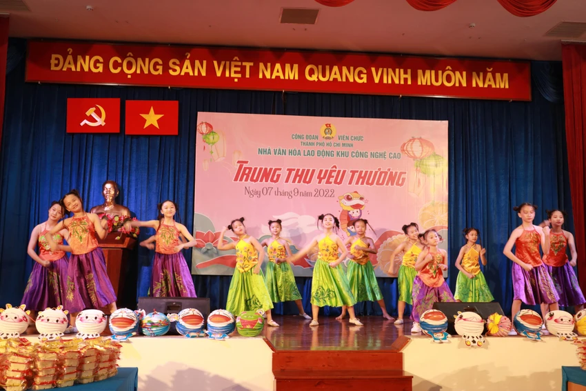Các tiết mục văn nghệ đến từ nhóm thiếu nhi TP Thủ Đức. Ảnh: VÕ THƠ Các tiết mục văn nghệ đến từ nhóm thiếu nhi TP Thủ Đức. Ảnh: VÕ THƠ
