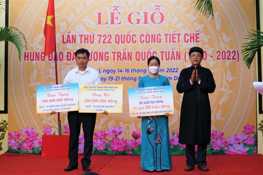 Ban Quản lý Đền thờ trao quà hỗ trợ. Ảnh: BẢO PHƯƠNG