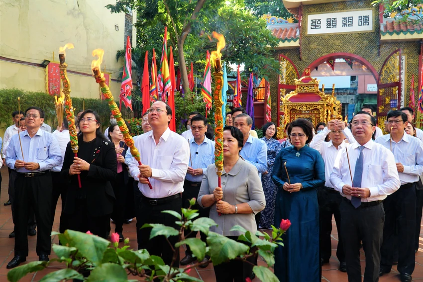 Lãnh đạo Thành ủy, UBND TP.HCM cùng lãnh đạo các sở, ngành, địa phương dâng hương lên Đức Thánh Trần. Ảnh: BẢO PHƯƠNG