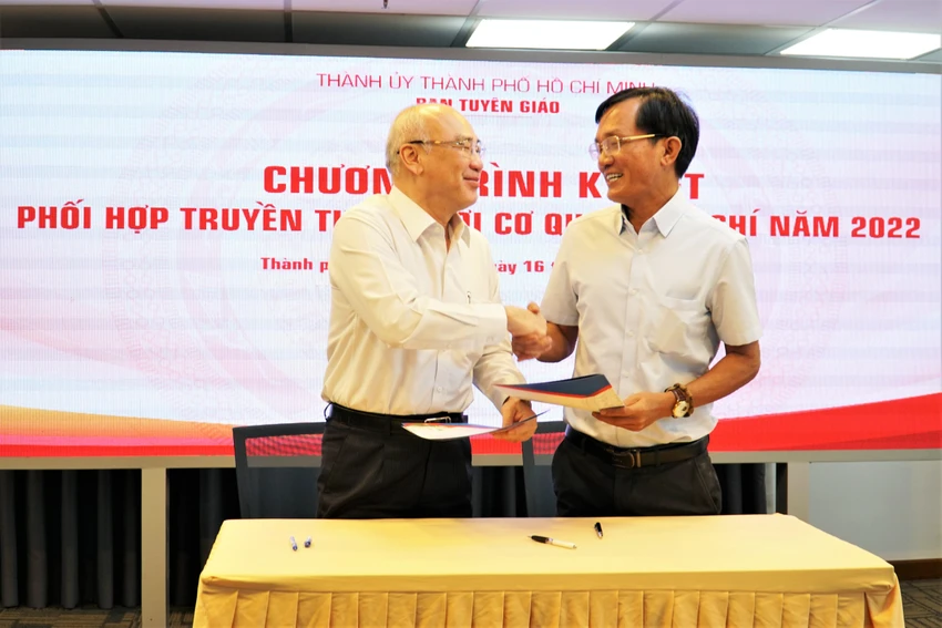 Ông Nguyễn Đức Hiển, Phó TBT báo Pháp Luật TP.HCM và ông Phan Nguyễn Như Khuê (Phải) tại buổi lễ ký kết. Ảnh: BẢO PHƯƠNG Ông Nguyễn Đức Hiển, Phó TBT báo Pháp Luật TP.HCM và ông Phan Nguyễn Như Khuê (Phải) tại buổi lễ ký kết. Ảnh: BẢO PHƯƠNG