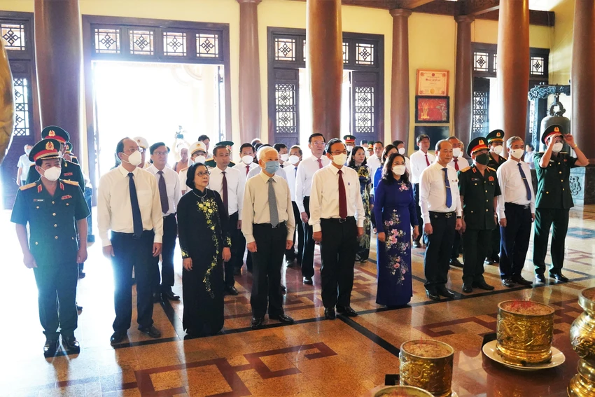 Lãnh đạo TP.HCM dâng hương tại Đền tưởng niệm Liệt sĩ Bến Dược. Ảnh: BẢO PHƯƠNG Lãnh đạo TP.HCM dâng hương tại Đền tưởng niệm Liệt sĩ Bến Dược. Ảnh: BẢO PHƯƠNG