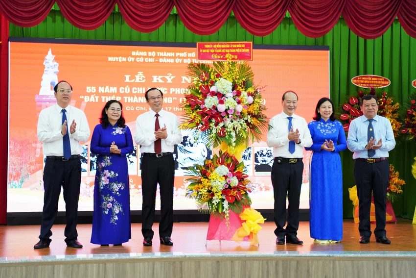 Lãnh đạo TP.HCM trao hoa chúc mừng Huyện uỷ Củ Chi. Ảnh: BẢO PHƯƠNG Lãnh đạo TP.HCM trao hoa chúc mừng Huyện uỷ Củ Chi. Ảnh: BẢO PHƯƠNG