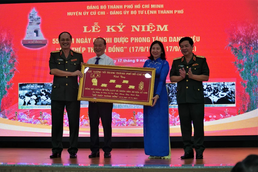 Bộ Tư lệnh TP.HCM trao tặng huyện Củ Chi quà lưu niệm. Ảnh: BẢO PHƯƠNG Bộ Tư lệnh TP.HCM trao tặng huyện Củ Chi quà lưu niệm. Ảnh: BẢO PHƯƠNG