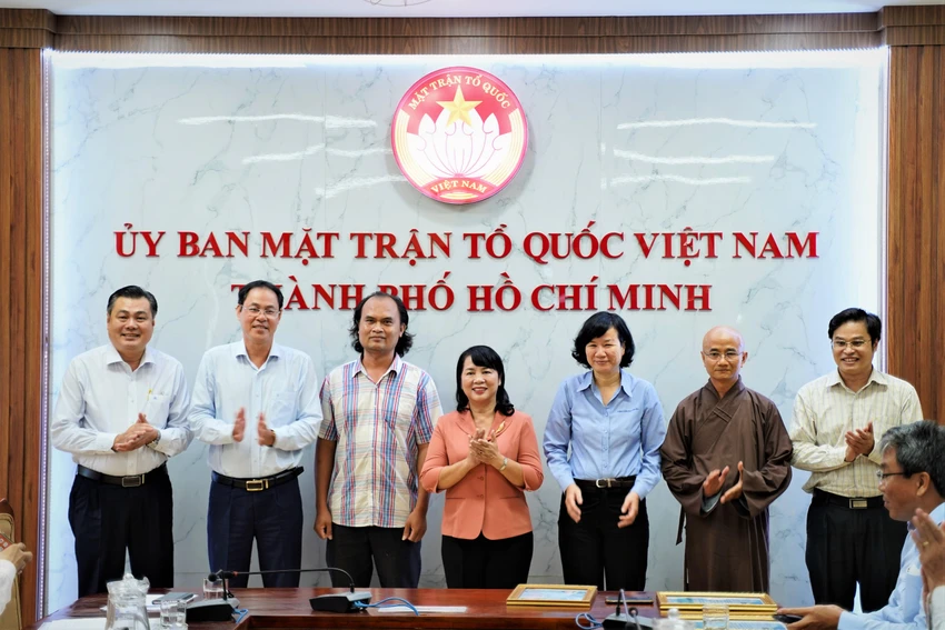 Các đơn vị, doanh nghiệp hỗ trợ và bà Trần Kim Yến (giữa) tại buổi lễ. Ảnh: BẢO PHƯƠNG Các đơn vị, doanh nghiệp hỗ trợ và bà Trần Kim Yến (giữa) tại buổi lễ. Ảnh: BẢO PHƯƠNG