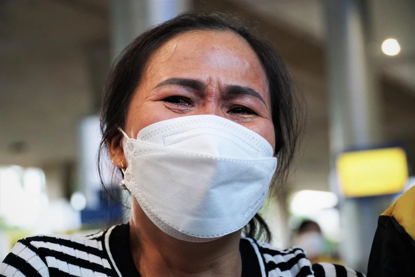 Bà Trần Thị Tình rơi nước mắt khi thấy chồng bình an trở về. Ảnh: BẢO PHƯƠNG Bà Trần Thị Tình rơi nước mắt khi thấy chồng bình an trở về. Ảnh: BẢO PHƯƠNG