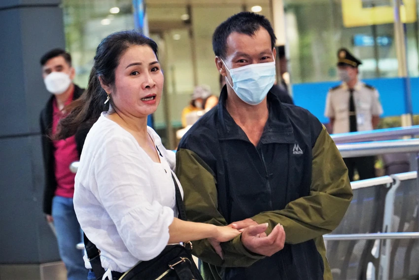 Gia đình các ngư dân có mặt tại sân bay Tân Sơn Nhất để đón người thân về nhà. Ảnh: BẢO PHƯƠNG Gia đình các ngư dân có mặt tại sân bay Tân Sơn Nhất để đón người thân về nhà. Ảnh: BẢO PHƯƠNG