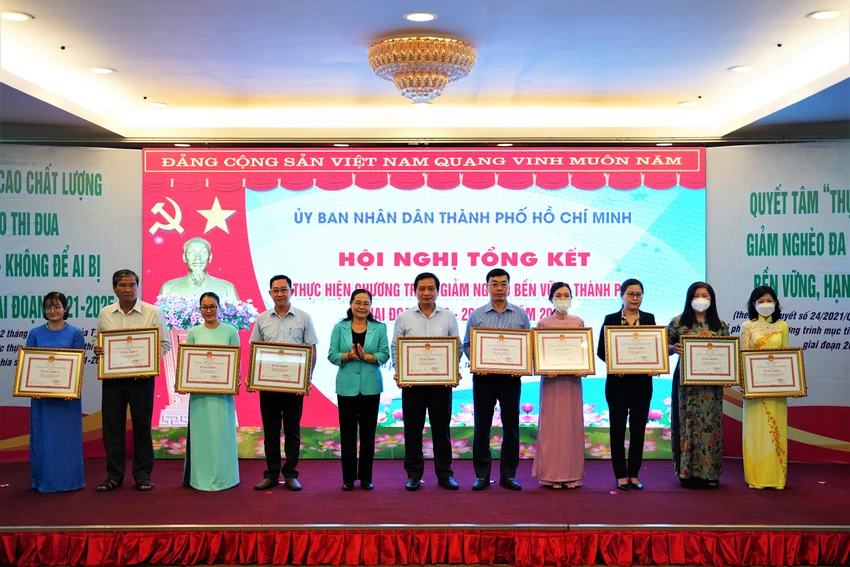 Lãnh đạo TP trao tặng bằng khen cho 86 tập thể, 33 cá nhân và hộ gia đình có thành tích xuất sắc trong việc thực hiện chương trình "Giảm nghèo bền vững TP.HCM" giai đoạn 2016 - 2020. Ảnh: BẢO PHƯƠNG Lãnh đạo TP trao tặng bằng khen cho 86 tập thể, 33 cá nhân và hộ gia đình có thành tích xuất sắc trong việc thực hiện chương trình "Giảm nghèo bền vững TP.HCM" giai đoạn 2016 - 2020. Ảnh: BẢO PHƯƠNG