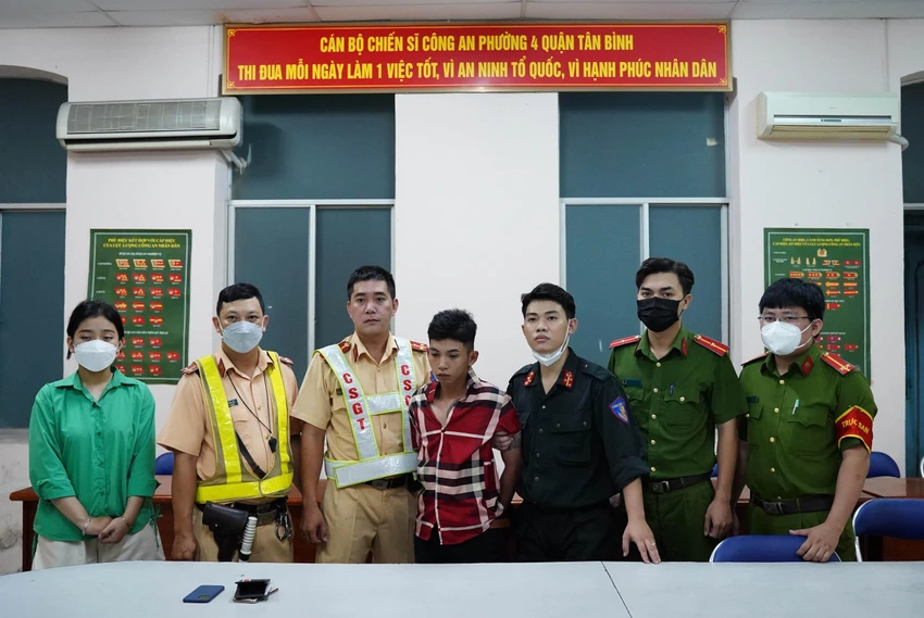 Lực lượng chức năng bàn giao Huỳnh Quốc Thiện cùng tang vật, phương tiện gây án cho Công an phường 4, quận Tân Bình. Ảnh: BẢO PHƯƠNG Lực lượng chức năng bàn giao Huỳnh Quốc Thiện cùng tang vật, phương tiện gây án cho Công an phường 4, quận Tân Bình. Ảnh: BẢO PHƯƠNG