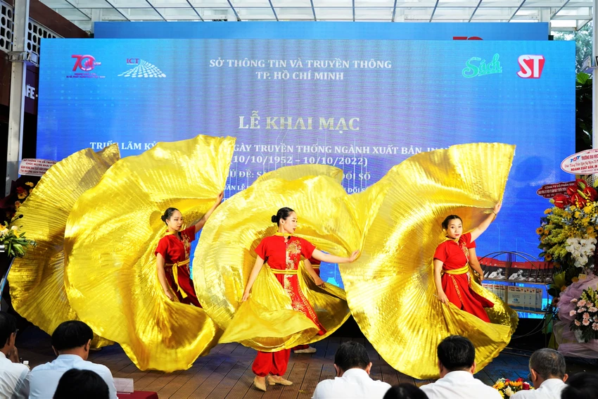 Văn nghệ chào mừng sự kiện. Ảnh: BẢO PHƯƠNG Văn nghệ chào mừng sự kiện. Ảnh: BẢO PHƯƠNG