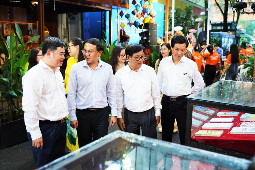 Các đại biểu tham quan triển lãm. Ảnh: BẢO PHƯƠNG Các đại biểu tham quan triển lãm. Ảnh: BẢO PHƯƠNG
