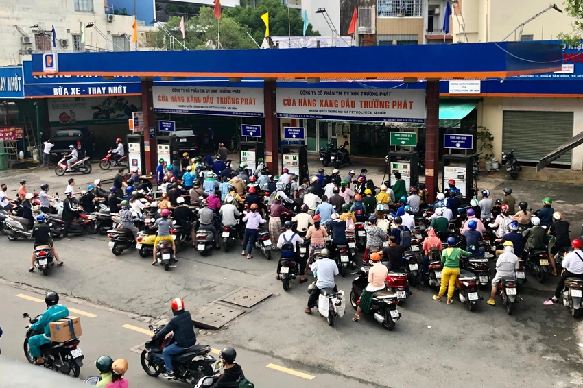 Người dân TP.HCM chen chúc đổ xăng khi xăng dầu khan hiếm. Ảnh: BẢO PHƯƠNG Người dân TP.HCM chen chúc đổ xăng khi xăng dầu khan hiếm. Ảnh: BẢO PHƯƠNG