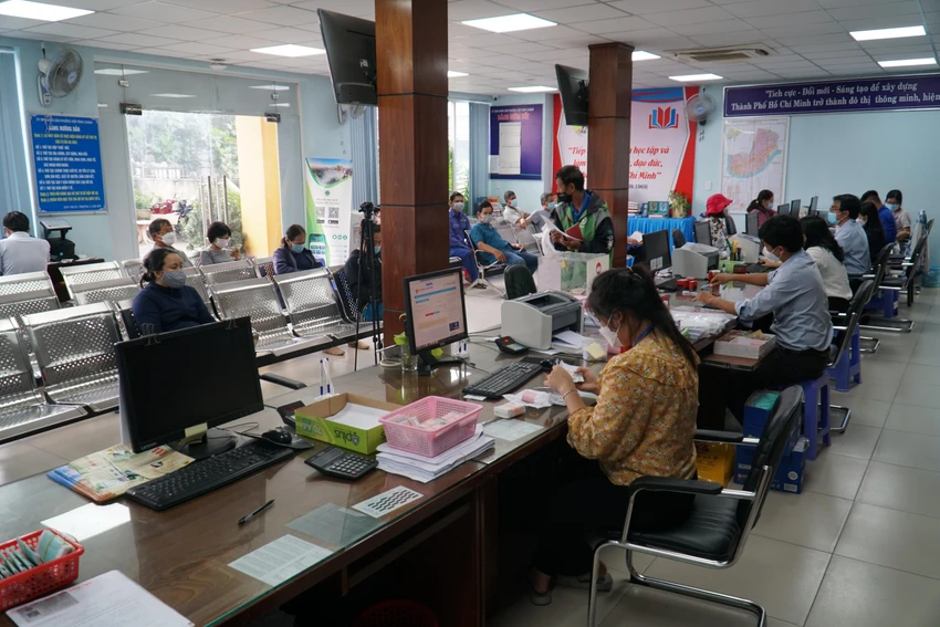 Theo cử tri Trần Văn Ngân, việc cán bộ nghỉ việc do lương thấp ảnh hưởng nhiều đến chất lượng phục vụ người dân tại khu vực công. Ảnh: BẢO PHƯƠNG Theo cử tri Trần Văn Ngân, việc cán bộ nghỉ việc do lương thấp ảnh hưởng nhiều đến chất lượng phục vụ người dân tại khu vực công. Ảnh: BẢO PHƯƠNG
