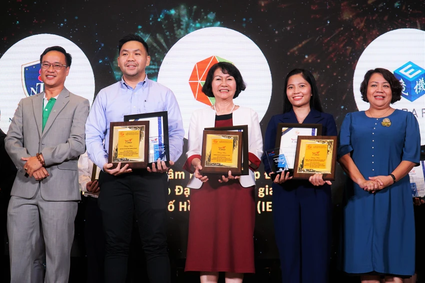 BTC vinh danh 3 tổ chức, cá nhân có đóng góp tích cực cho hoạt động khởi nghiệp đổi mới sáng. Ảnh: BẢO PHƯƠNG BTC vinh danh 3 tổ chức, cá nhân có đóng góp tích cực cho hoạt động khởi nghiệp đổi mới sáng. Ảnh: BẢO PHƯƠNG