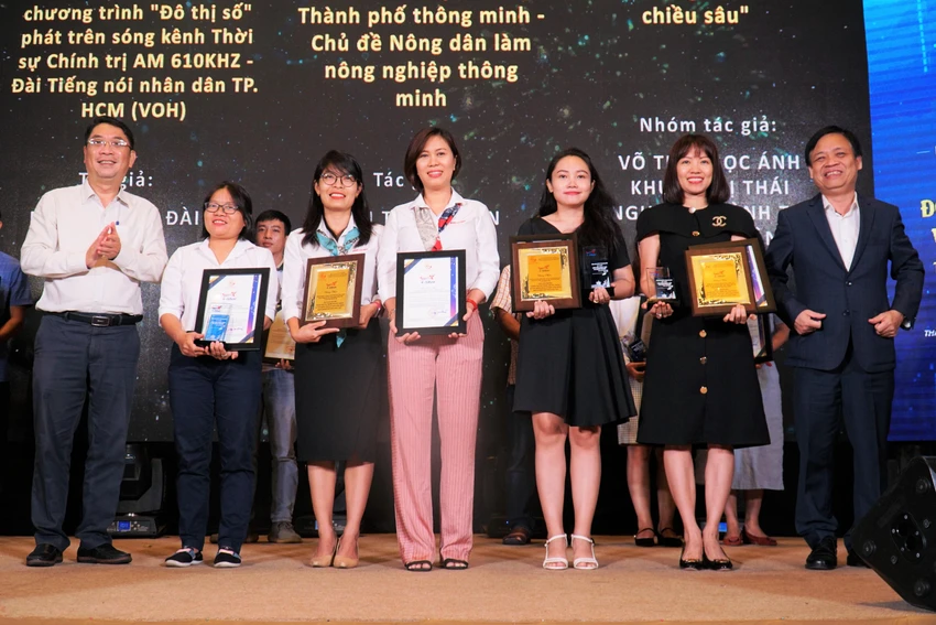 BTC vinh danh 3 cá nhân, tổ chức và tác phẩm truyền thông về Đổi mới sáng tạo và khởi nghiệp. Ảnh: BẢO PHƯƠNG BTC vinh danh 3 cá nhân, tổ chức và tác phẩm truyền thông về Đổi mới sáng tạo và khởi nghiệp. Ảnh: BẢO PHƯƠNG