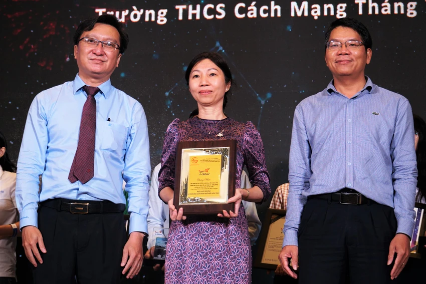 BTC trao giải Đối tượng 2 cho mô hình đẩy mạnh giáo dục STEM vào tiết học và câu lạc bộ. Ảnh: BẢO PHƯƠNG BTC trao giải Đối tượng 2 cho mô hình đẩy mạnh giáo dục STEM vào tiết học và câu lạc bộ. Ảnh: BẢO PHƯƠNG