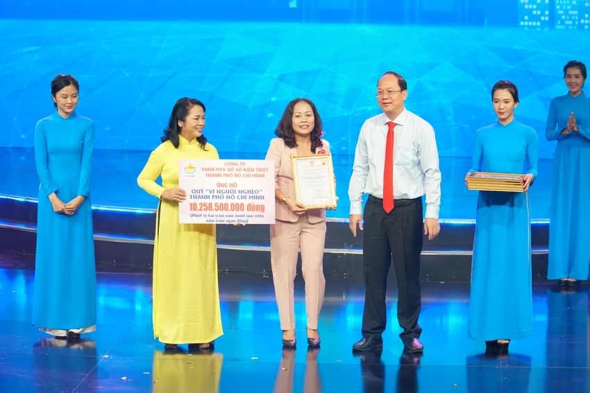 Chủ tịch Uỷ ban MTTQ Việt Nam TP.HCM Trần Kim Yến và Phó Bí thư Thành uỷ TP.HCM Nguyễn Hồ Hải nhân bảng tượng trưng đóng góp kinh phí cho Quỹ. Ảnh: BẢO PHƯƠNG Chủ tịch Uỷ ban MTTQ Việt Nam TP.HCM Trần Kim Yến và Phó Bí thư Thành uỷ TP.HCM Nguyễn Hồ Hải nhân bảng tượng trưng đóng góp kinh phí cho Quỹ. Ảnh: BẢO PHƯƠNG