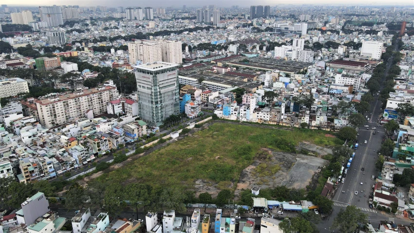 Sau 14 năm nhà máy Thuốc lá Sài Gòn được di dời, dự án vẫn "ngủ quên" giữa lòng phố thị. Ảnh: BẢO PHƯƠNG