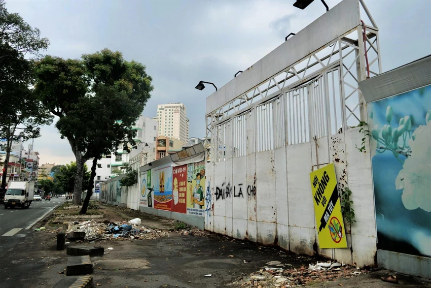 Khu đất luôn trong tình trạng đóng kín cửa nhiều năm nay. Ảnh: BẢO PHƯƠNG