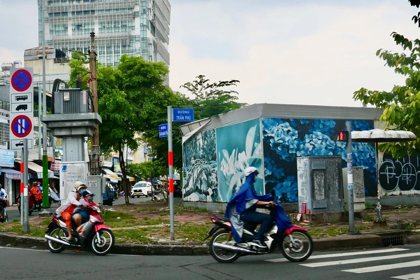 Cổng ra vào dự án nằm ở cả 3 mặt đường luôn được đóng kín. Ảnh: BẢO PHƯƠNG