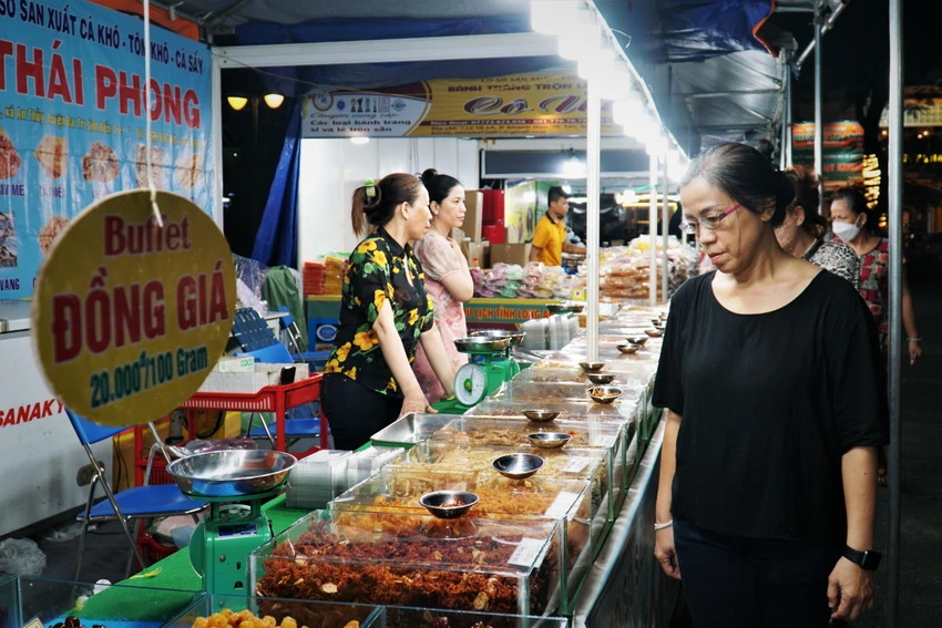 Tại sự kiện, có khoảng 200 gian hàng ẩm thực, thương mại doanh nghiệp đến từ 2 nước VN và Hàn Quốc. Ảnh: PV Tại sự kiện, có khoảng 200 gian hàng ẩm thực, thương mại doanh nghiệp đến từ 2 nước VN và Hàn Quốc. Ảnh: PV