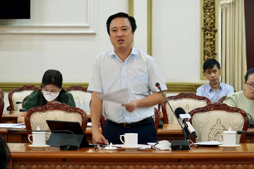Phó Giám đốc Sở Công thương TP.HCM Lê Huỳnh Minh Tú báo cáo với đoàn giám sát. Ảnh: BẢO PHƯƠNG Phó Giám đốc Sở Công thương TP.HCM Lê Huỳnh Minh Tú báo cáo với đoàn giám sát. Ảnh: BẢO PHƯƠNG