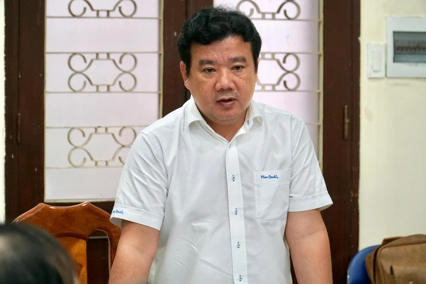 Ông Nguyễn Trần Phú, Phó Giám đốc Sở Tài chính TP.HCM, báo cáo với đoàn giám sát. Ảnh: BẢO PHƯƠNG