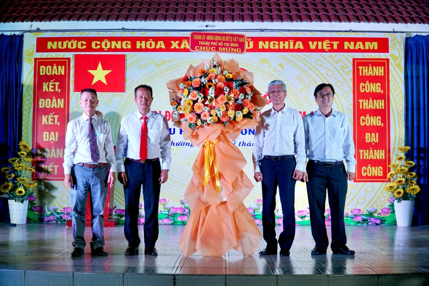 Phó Chủ tịch UBND TP.HCM Võ Văn Hoan trao hoa chúc mừng cho địa phương. Ảnh: BẢO PHƯƠNG Phó Chủ tịch UBND TP.HCM Võ Văn Hoan trao hoa chúc mừng cho địa phương. Ảnh: BẢO PHƯƠNG