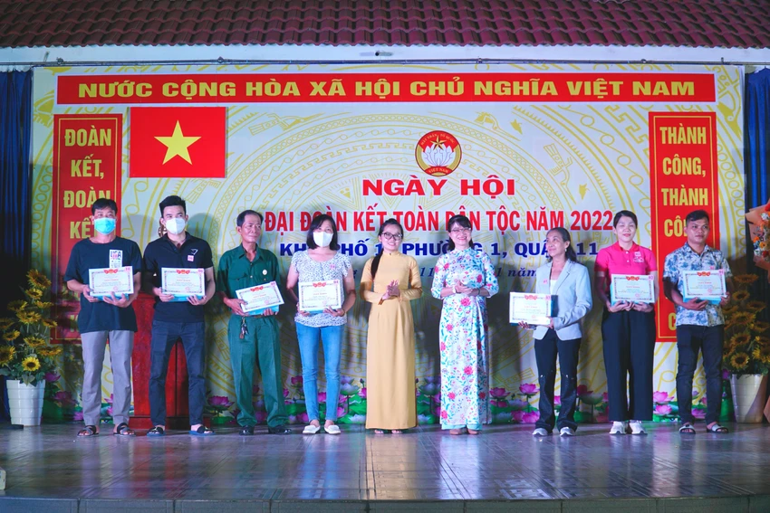 Ban Công tác mặt trận khu phố 1 khen thưởng gương tốt việc tốt năm 2022. Ảnh: BẢO PHƯƠNG Ban Công tác mặt trận khu phố 1 khen thưởng gương tốt việc tốt năm 2022. Ảnh: BẢO PHƯƠNG
