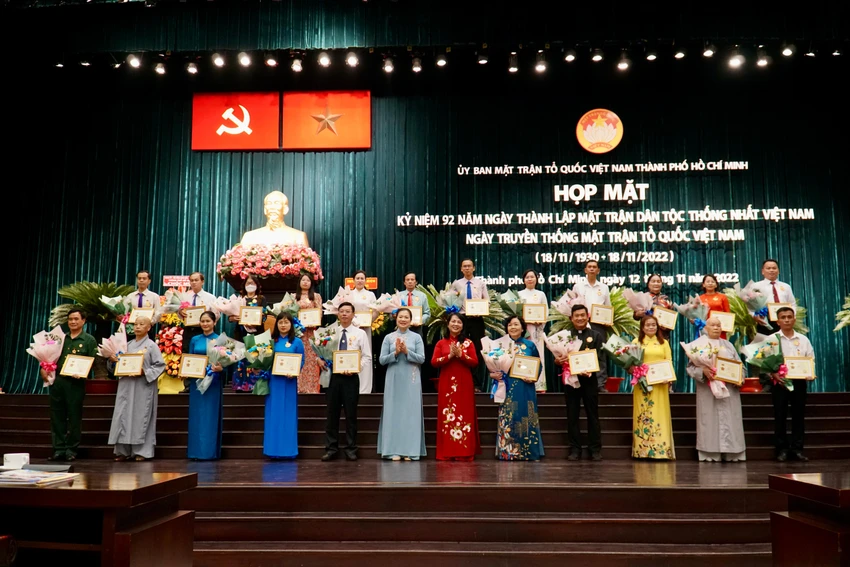 Đại diện tập thê các cá nhân nhận Kỷ niệm chương “Vì sự nghiệp đại đoàn kết dân tộc”. Ảnh: BẢO PHƯƠNG các cá nhân nhận Kỷ niệm chương “Vì sự nghiệp đại đoàn kết dân tộc