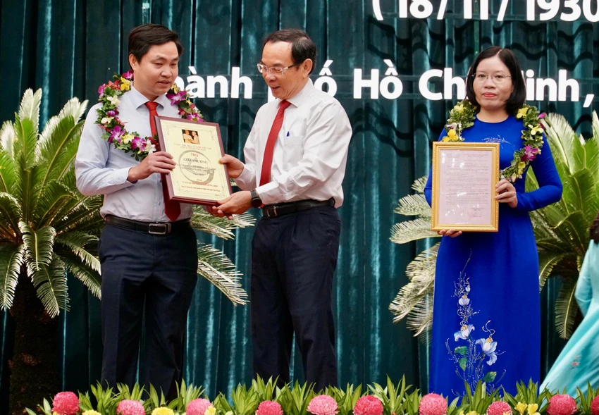 Bí thư Nguyễn Văn Nên trao Giải thưởng “Đại đoàn kết toàn dân tộc TP.HCM” lần III. Ảnh: BẢO PHƯƠNG. Bí thư Nguyễn Văn Nên trao Giải thưởng “Đại đoàn kết toàn dân tộc TP.HCM” lần III