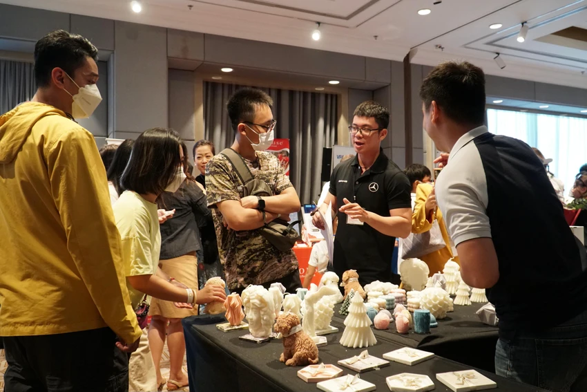 Với hơn 30 gian hàng, hội chợ từ thiện quốc tế bày bán đa dạng mặt hàng như quần áo, đồ thủ công, ẩm thực... Ảnh: BẢO PHƯƠNG Với hơn 30 gian hàng, hội chợ từ thiện quốc tế bày bán đa dạng mặt hàng như quần áo, đồ thủ công, ẩm thực... Ảnh: BẢO PHƯƠNG