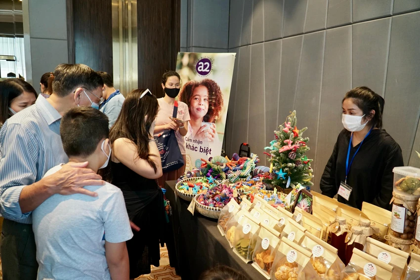 Gian hàng bán đồ dùng handmade được các em nhỏ khuyết tật, mồ côi tại Tổ chức Nhà May Mắn làm. Ảnh: BẢO PHƯƠNG Gian hàng bán đồ dùng handmade được các em nhỏ khuyết tật, mồ côi tại Tổ chức Nhà May Mắn làm. Ảnh: BẢO PHƯƠNG