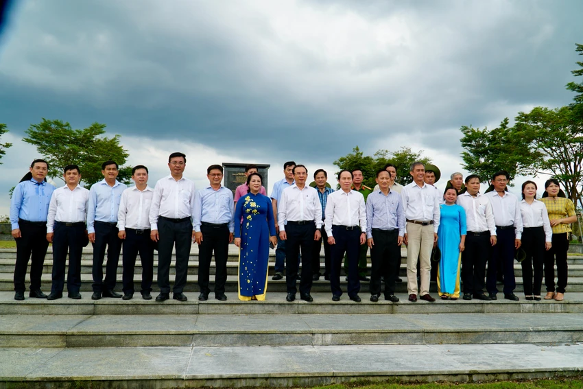 Lãnh đạo TP.HCM dâng hoa, dâng hương tại Khu Di tích lịch sử Láng Le - Bàu Cò, huyện Bình Chánh. Ảnh: BẢO PHƯƠNG