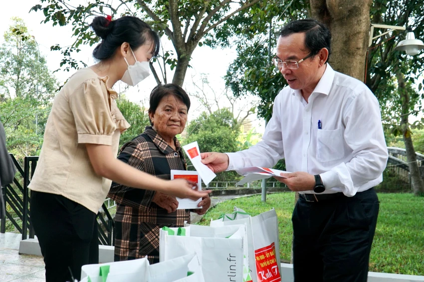 Bí thư Thành uỷ TP trao quà hỗ trợ cho hộ nghèo tại địa phương. Ảnh: BẢO PHƯƠNG