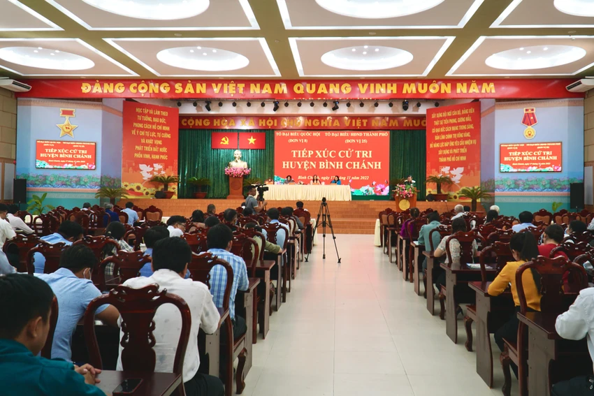 Toàn cảnh buổi tiếp xúc cử tri tại huyện Bình Chánh. Ảnh: BẢO PHƯƠNG