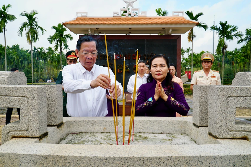 Chủ tịch UBND TP.HCM Phan Văn Mãi và Chủ tịch HĐND TP.HCM Nguyễn Thị Lệ dâng hương tại di tích lịch sử cấp Quốc gia Ngã Ba Giồng. Ảnh: BẢO PHƯƠNG Chủ tịch UBND TP.HCM Phan Văn Mãi và Chủ tịch HĐND TP.HCM Nguyễn Thị Lệ dâng hương tại di tích lịch sử cấp Quốc gia Ngã Ba Giồng. Ảnh: BẢO PHƯƠNG