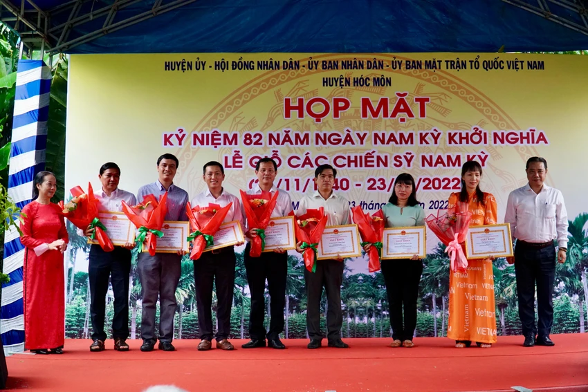 Nhân ngày họp mặt, huyện Hóc Môn đã trao giải thưởng cho tác giả tham gia cuộc thi sáng tác logo huyện. Ảnh: BẢO PHƯƠNG Nhân ngày họp mặt, huyện Hóc Môn đã trao giải thưởng cho tác giả tham gia cuộc thi sáng tác logo huyện. Ảnh: BẢO PHƯƠNG