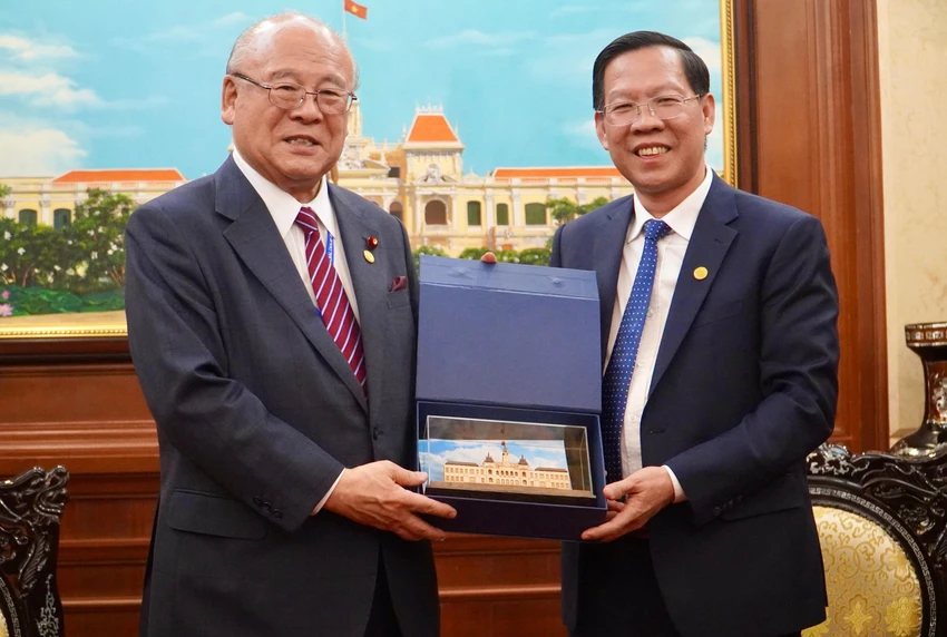 Chủ tịch UBND TP.HCM Phan Văn Mãi trao quà cho lưu niệm cho ông Tsutomu Takebe, Chủ tịch Liên minh Nghị sỹ Hữu nghị Nhật Bản – Việt Nam. Ảnh: BẢO PHƯƠNG Chủ tịch UBND TP.HCM Phan Văn Mãi trao quà cho lưu niệm cho ông Tsutomu Takebe, Chủ tịch Liên minh Nghị sỹ Hữu nghị Nhật Bản – Việt Nam. Ảnh: BẢO PHƯƠNG
