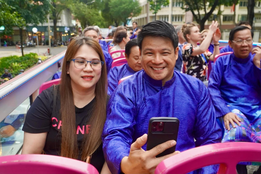 Phó Thị trưởng Thủ đô Manila (Philippines) John Marvin C.Nieto hào hứng khi tham quan TP. Ảnh: BẢO PHƯƠNG Phó Thị trưởng Thủ đô Manila (Philippines) John Marvin C.Nieto hào hứng khi tham quan TP. Ảnh: BẢO PHƯƠNG